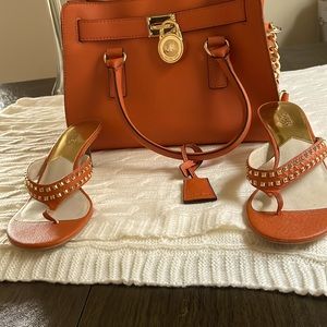 Michael Kor handbag it like brand new in good conditionl leather color orange